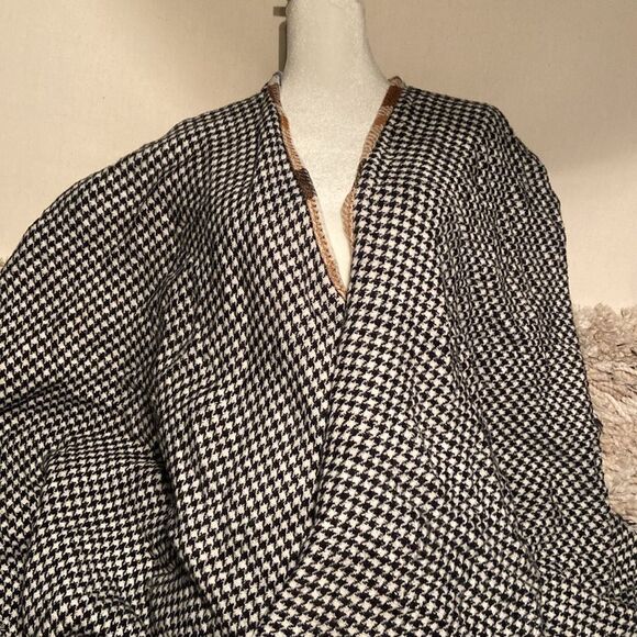 Reversible Ladies fringe Poncho Natural colors in plaid houndstooth black& white - Picture 3 of 6